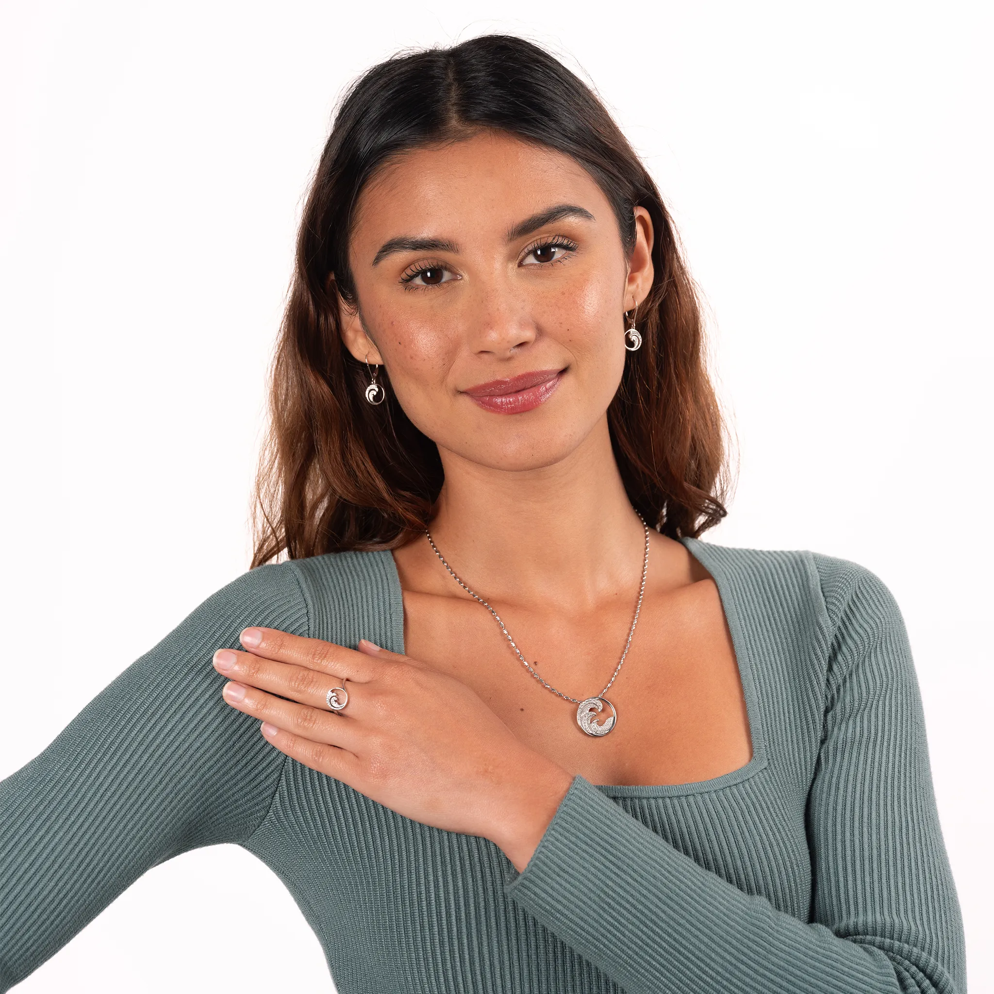 Nalu (Wave) Pendant in White Gold with Diamonds - 22mm