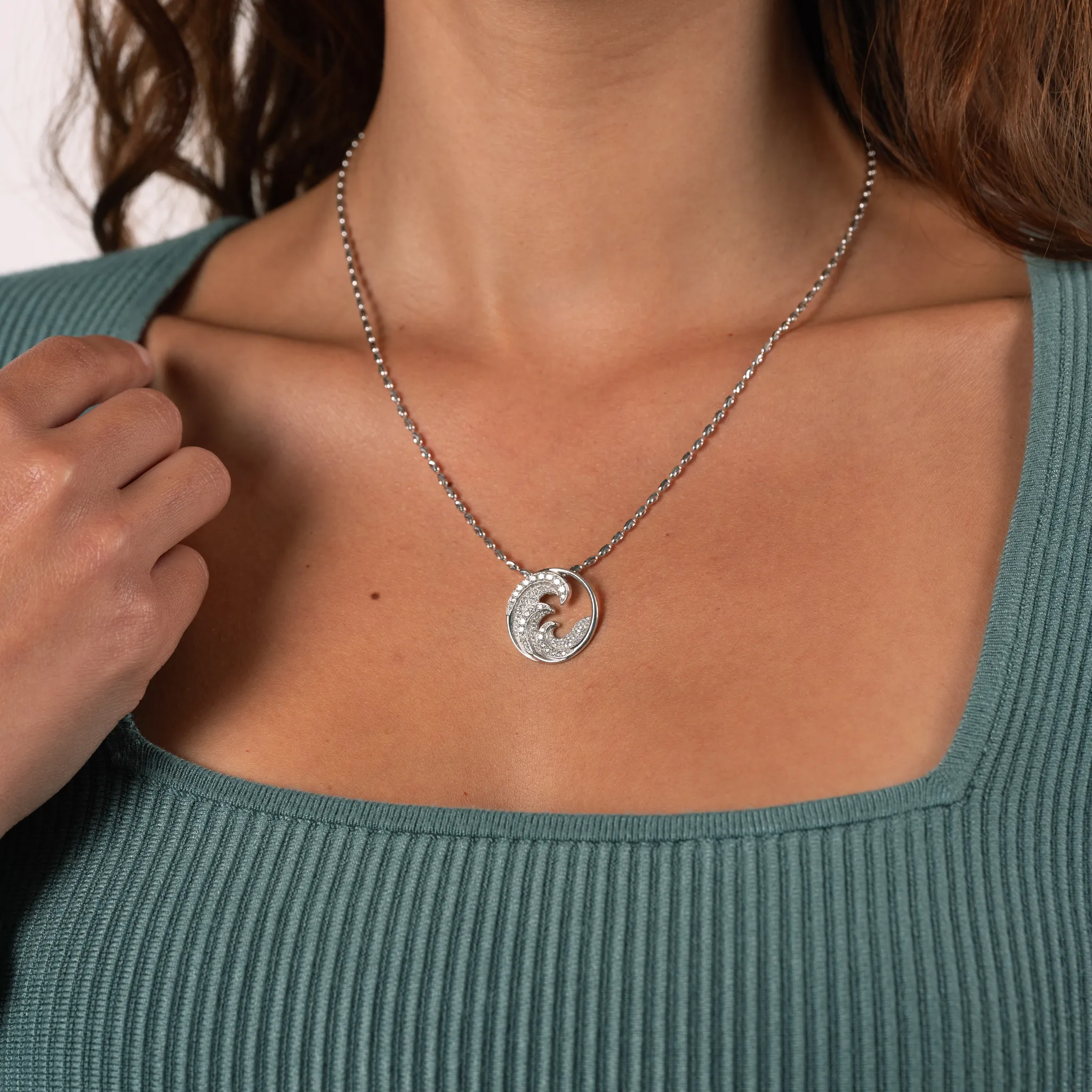 Nalu (Wave) Pendant in White Gold with Diamonds - 22mm